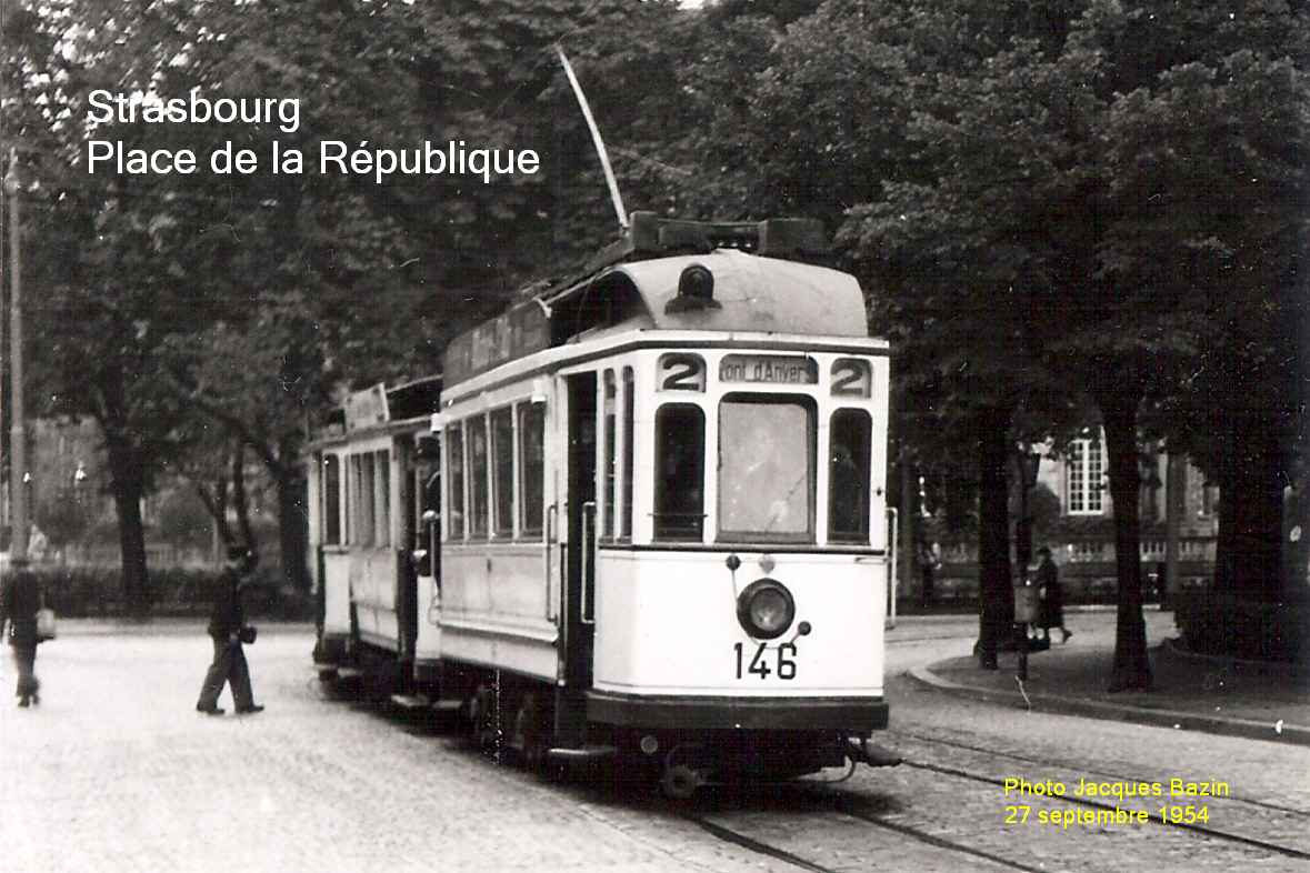 Motrice n� 164 et deux remorques, Place de la R�publique.
